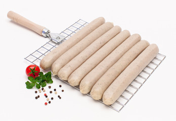 Gebrühte Bratwurst auf Grillrost