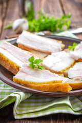 Sandwiches with lard