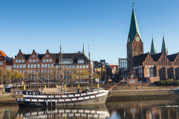 Fototapeta premium Bremen von der Weser aus gesehen