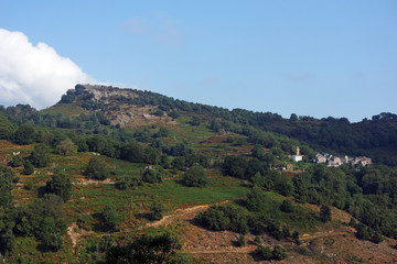 Fototapeta na wymiar village et montagne de Corse