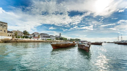 Zelfklevend Fotobehang Zanzibar Boten aan de kust van Zanzibar