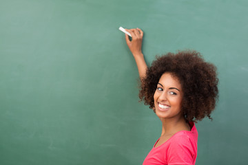 studentin im seminar schreibt an die tafel