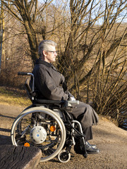 Mann im Rollstuhl