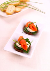 Smoked salmon roll on pumpernickel bread and remoulade
