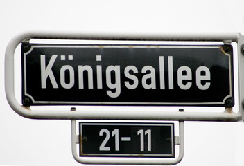 schwarzes Straßenschild in Düsseldorf, Deutschland