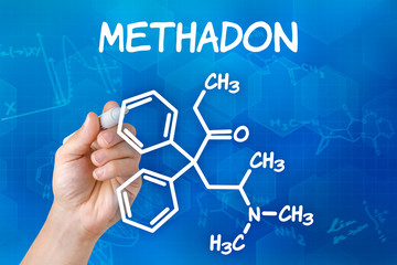 Hand zeichnet chemische Strukturformel von Methadon