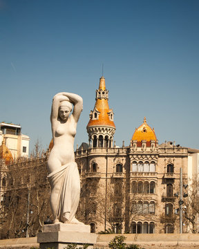 nude statue barcelona