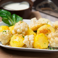 Gebackener Blumenkohl mit Kartoffeln