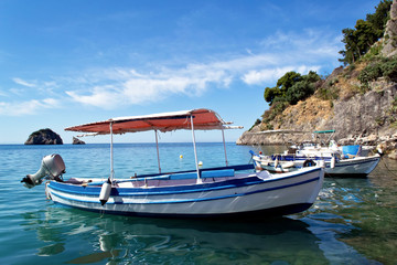 Fototapeta na wymiar Łodzie rybackie w Harbour i błękitne niebo Parga Grecja