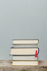 Bücherstapel auf Holz