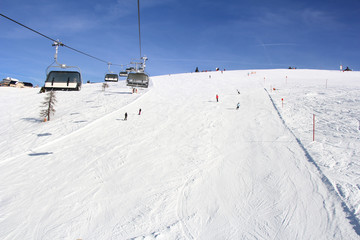 Obraz premium Ski lift and skiers