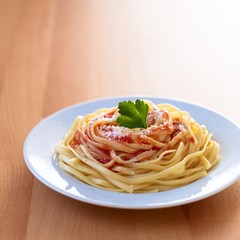 Pasta mit Parmesankäse und Tomatensauce
