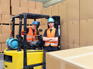 Lagermitarbeiter in einer Spedition // shipping workman