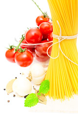 spaghetti, cherry tomatoes, onions, garlic, bay leaf, pepper on