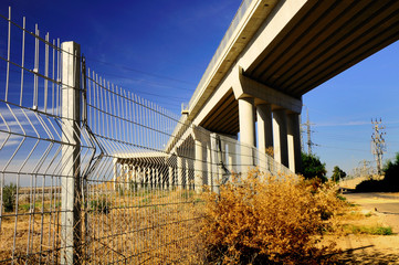 Obraz premium Massive bridge based on supporting columns.