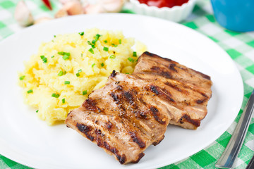 Grilled ribs with mashed potato
