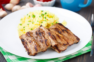 Grilled ribs with mashed potato