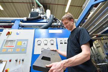 Warenprüfung in der Industrie // quality check in factory