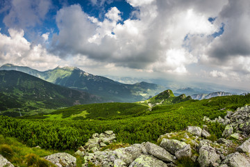 Fototapeta na wymiar Panoramiczny widok na szczyty od szlaku