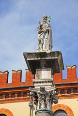Fototapeta na wymiar Włochy, Ravenna, posąg św Apollinare w ludzi kwadratowych.