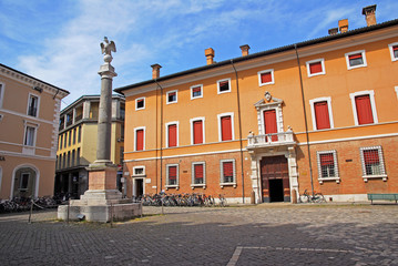 Fototapeta na wymiar Włochy, Ravenna, stary budynek i obelisk z orłem.
