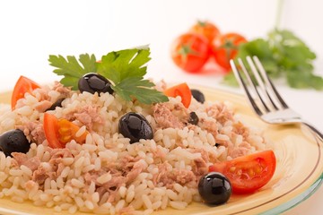risotto con tonno, olive e pomodori