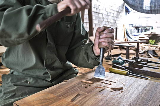 Cabinetmaker chisel to carve