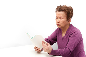 高齢者の女性と読書の時間