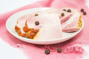 Грудинка нарезанная на блюдце