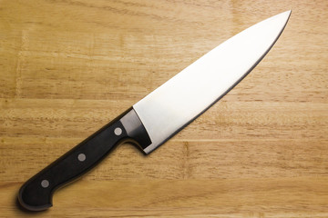 Kuecbenmesser auf Holzschneidbrett