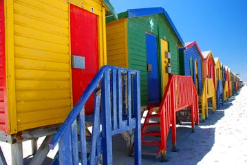 Zelfklevend Fotobehang Zuid-Afrika Felgekleurde strandcabines in Muizenberg. Zuid-Afrika