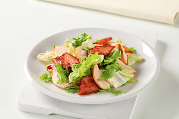Green salad with chicken and bacon