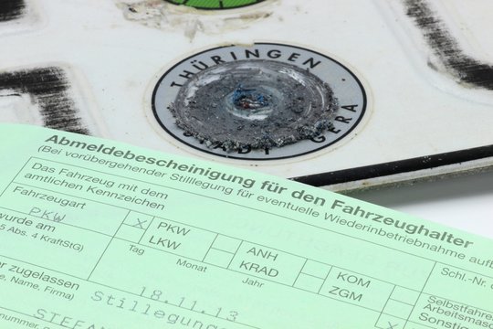 entstempeltes deutsches Autokennzeichen mit Abmeldebescheinigung