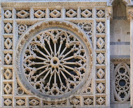 Carrara, il rosone del duomo