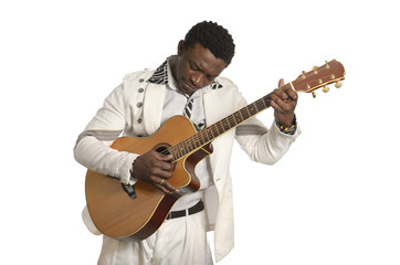 Afrikanischer Gitarrist mit Gitarre