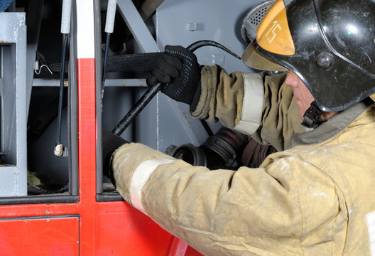 Firefighter gets crowbar