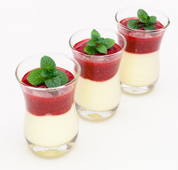 Himbeerdessert im Fingerfood-Glas