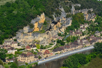 Fototapeta na wymiar La Roque Gagéac entre falaise et rivière