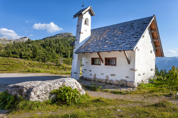 Fototapeta na wymiar Chapel on the road in the mountains