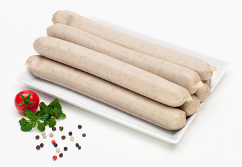 Bratwürste auf weißer Platte