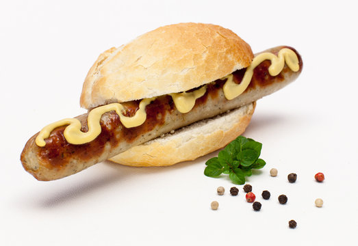 Bratwurst mit Senf im Br&ouml;tchen