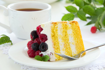 Sponge cake with cream and raspberries.