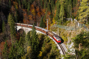 Mariazellerbahn mit Reihe 1099 auf dem Klausgrabenviadukt
