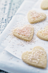  Heart-shaped cookies with pink paper