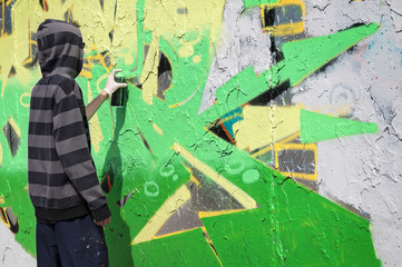 writer graffiti su muro città radial gradient