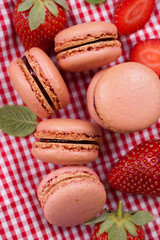 Fototapeta na wymiar Macarons, Erdbeeren