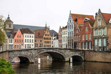 Fototapeta na wymiar Średniowieczny most nad kanałem w Brugia, Belgia