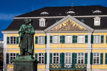 Obraz premium The Beethoven Monument on the Munsterplatz in Bonn, Germany