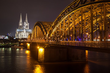 Fototapeta premium Night view of Hohenzollern Bridge and the cathedral in Cologne