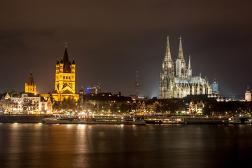 Fototapeta na wymiar Skyline with famous cathedral in Cologne, Germany